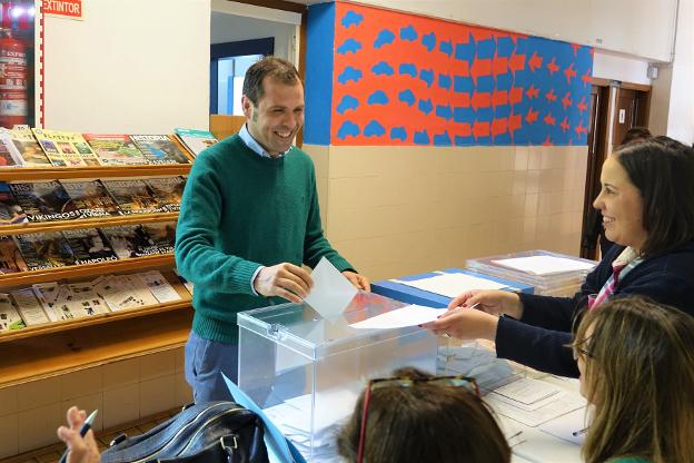 El popular José Manuel González, votando en Cangas. 