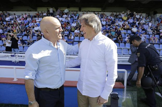 El técnico azul, Sergio Egea, saluda a Luis César Sampedro. 