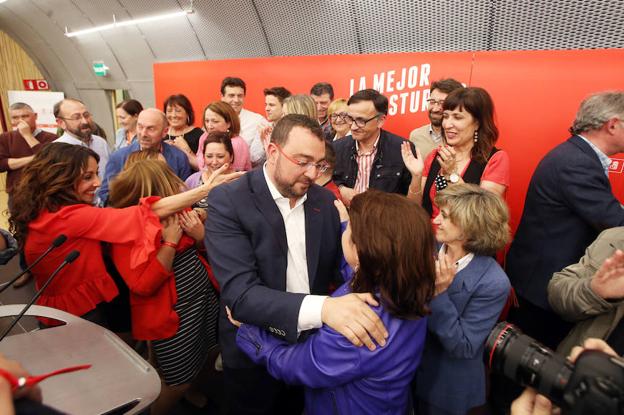 Adrián Barbón recibe la felicitación de Adriana Lastra en la sede del PSOE.