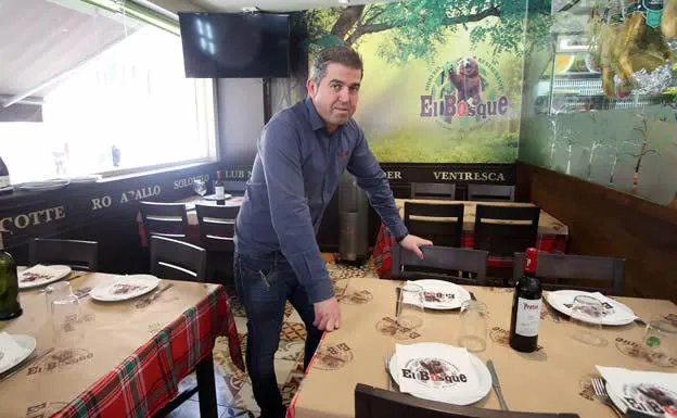 Diego Suárez, 'Javita', en el comedor de su establecimiento El Bosque 