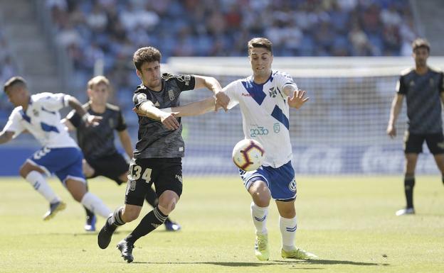 Una jugada del encuentro que enfrentó al Tenerife y al Oviedo en el Heliodoro Rodríguez.