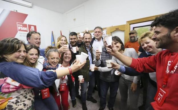 El alcalde, Ángel García (en el centro), celebra la victoria en la Casa del Pueblo de Pola de Siero.