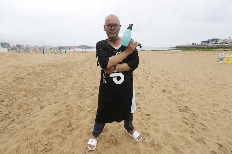 Blanco, peluquero y estilista, posa en la Playa de San Lorenzo