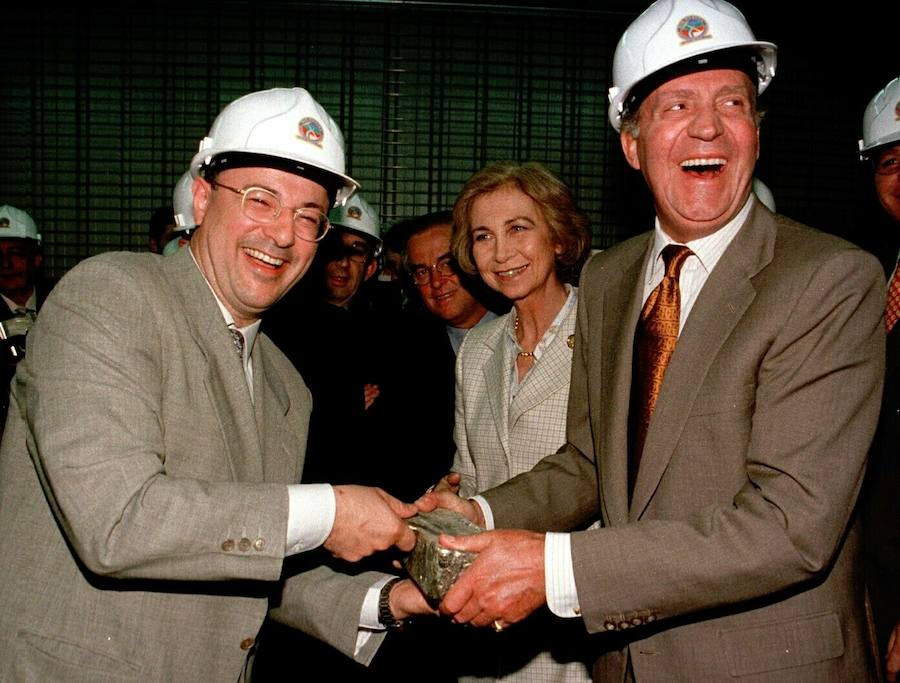 El rey Juan Carlos ha anunciado, este lunes, su voluntad y deseo de dejar de desarrollar actividades institucionales y completar su retirada de la vida pública a partir del 2 de junio, al cumplirse cinco años de la abdicación.