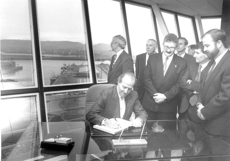 El rey Juan Carlos ha anunciado, este lunes, su voluntad y deseo de dejar de desarrollar actividades institucionales y completar su retirada de la vida pública a partir del 2 de junio, al cumplirse cinco años de la abdicación.