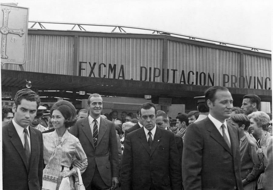 El rey Juan Carlos ha anunciado, este lunes, su voluntad y deseo de dejar de desarrollar actividades institucionales y completar su retirada de la vida pública a partir del 2 de junio, al cumplirse cinco años de la abdicación.