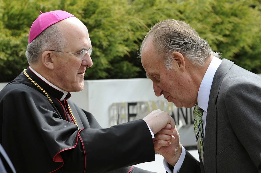 El rey Juan Carlos ha anunciado, este lunes, su voluntad y deseo de dejar de desarrollar actividades institucionales y completar su retirada de la vida pública a partir del 2 de junio, al cumplirse cinco años de la abdicación.