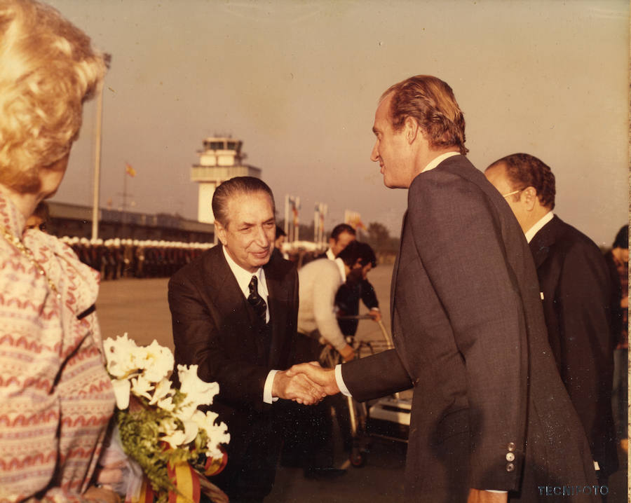 El rey Juan Carlos ha anunciado, este lunes, su voluntad y deseo de dejar de desarrollar actividades institucionales y completar su retirada de la vida pública a partir del 2 de junio, al cumplirse cinco años de la abdicación.