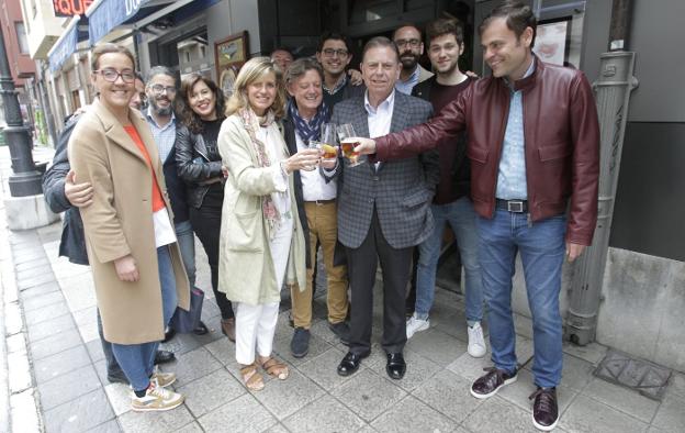 Alfredo Canteli, junto a su hijo, y rodeado de su equipo brindando ayer por el resultado de los elecciones locales. 