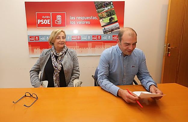 Mariví Monteserín sonríe antes de la rueda de prensa, a su lado, Luis Ramón Fernández Huerga. 