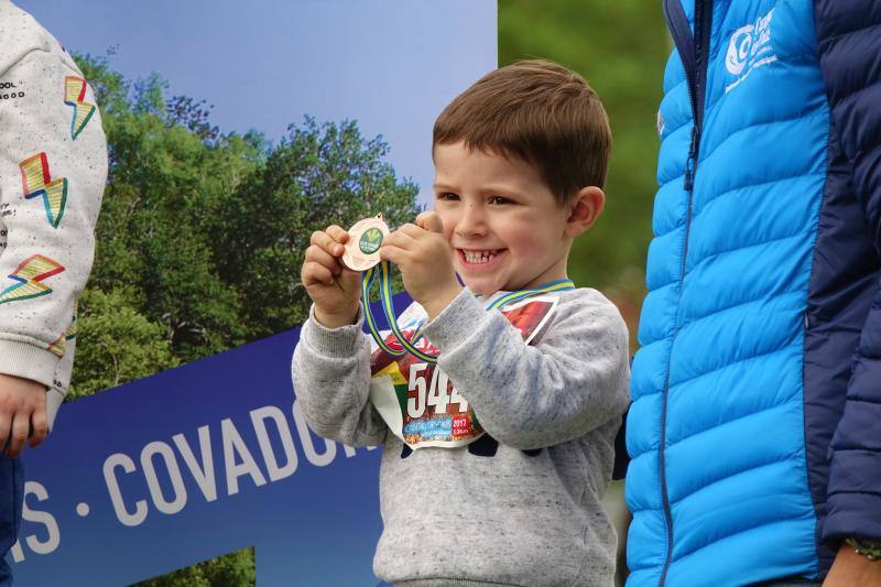 Decenas escolares de entre 0 y 5 años de Cangas, Arriondas, Ribadesella, Cabrales y Onís han participado en el Cross Infantil de Cangas de Onís, celebrado en el campo municipal de fútbol 'Manolo Chaso'.