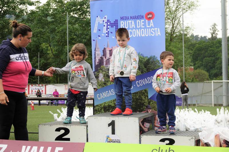 Decenas escolares de entre 0 y 5 años de Cangas, Arriondas, Ribadesella, Cabrales y Onís han participado en el Cross Infantil de Cangas de Onís, celebrado en el campo municipal de fútbol 'Manolo Chaso'.