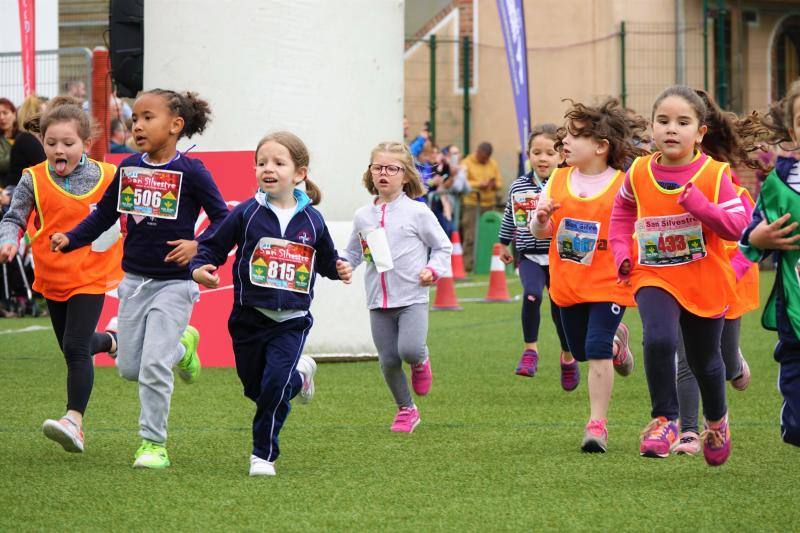 Decenas escolares de entre 0 y 5 años de Cangas, Arriondas, Ribadesella, Cabrales y Onís han participado en el Cross Infantil de Cangas de Onís, celebrado en el campo municipal de fútbol 'Manolo Chaso'.