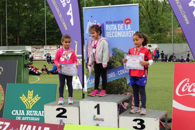 Decenas escolares de entre 0 y 5 años de Cangas, Arriondas, Ribadesella, Cabrales y Onís han participado en el Cross Infantil de Cangas de Onís, celebrado en el campo municipal de fútbol 'Manolo Chaso'.