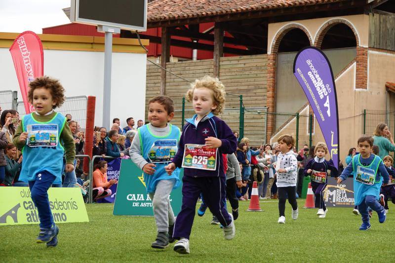 Decenas escolares de entre 0 y 5 años de Cangas, Arriondas, Ribadesella, Cabrales y Onís han participado en el Cross Infantil de Cangas de Onís, celebrado en el campo municipal de fútbol 'Manolo Chaso'.