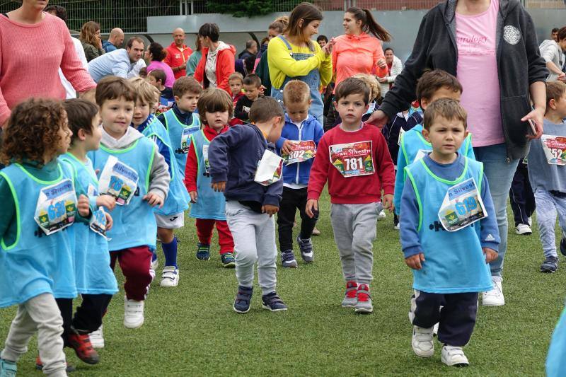 Decenas escolares de entre 0 y 5 años de Cangas, Arriondas, Ribadesella, Cabrales y Onís han participado en el Cross Infantil de Cangas de Onís, celebrado en el campo municipal de fútbol 'Manolo Chaso'.