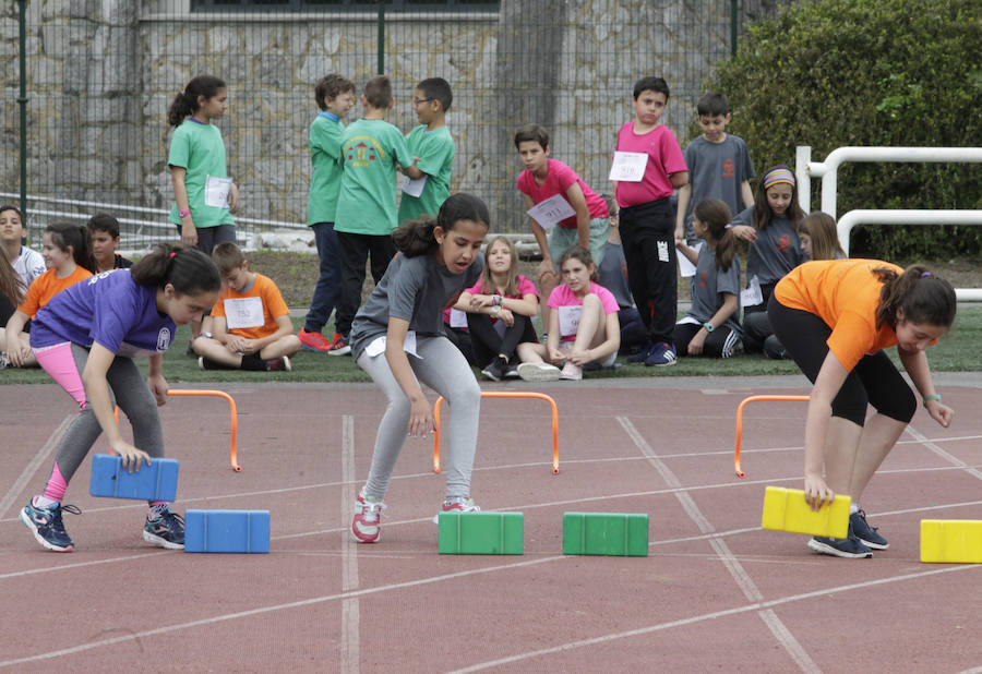 Decenas de alumnos de nueve centros ovetenses saltaron, corrieron y jugaron en la séptima edición de los Juegos Olímpicos de Intercentro. 