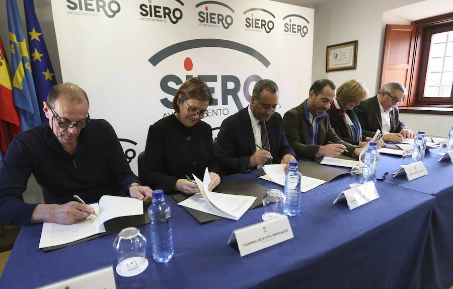 La alcaldesa de Gijón durante la firma, junto a otros regidores asturianos y al consejero de Infraestructuras, del convenio marco de colaboración entre el Principado y los ayuntamiento para el desarrollo institucional del Área Metropolitana del centro de Asturias.