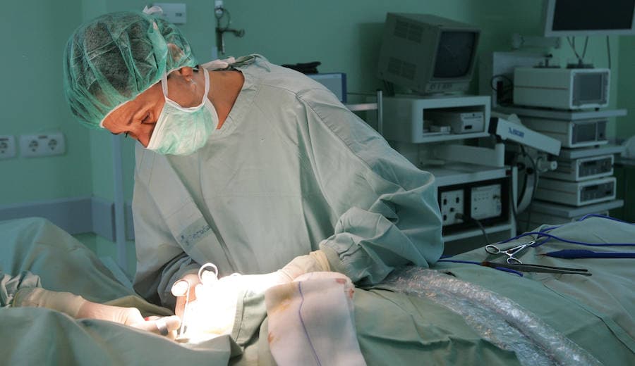La alcaldesa de Gijón y cirujana, Carmen Moriyón, opera un tumor de mama a una paciente en el quirófano del Hospital Begoña.
