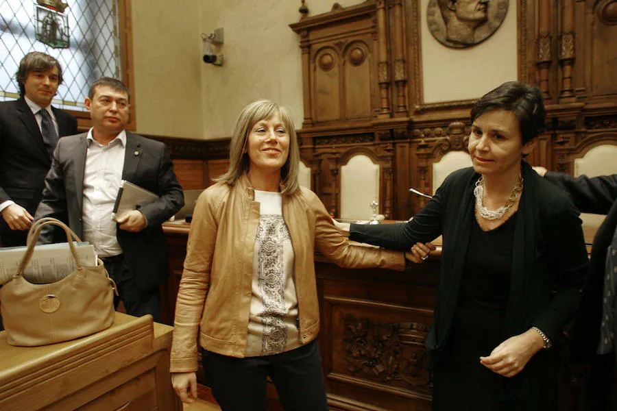 Carmen Moriyón saluda a Pilar Fernández Pardo, en el Pleno donde anunció que abandonaba la politíca tras la gestora del PP.