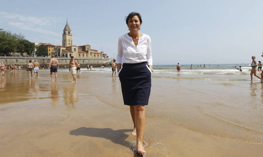 La alcaldesa pasea descalza a la orilla del mar en la play de San Lorenzo.