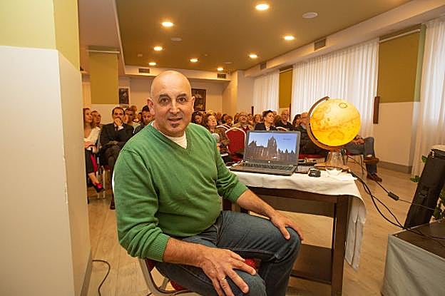 Alberto Campa presentó ayer su libro. :: OMAR ANTUÑA