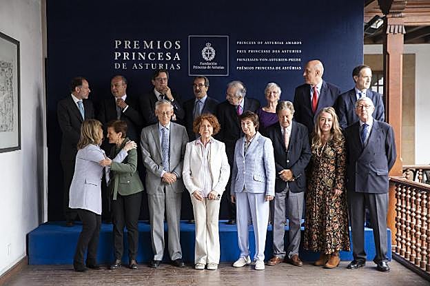 Arriba, Jaime Pérez Renovales, Isaac Querub Caro, Fernando Vallespín Oña, Emilio Ontiveros Baeza, Juan Pablo Fusi Aizpurúa, Paz Battaner Arias, Mauro Guillén Rodríguez y Manuel Menéndez Menéndez. Debajo, Silvia Iranzo Gutiérrez, Adela Cortina Orts, John Elliot, Carmen Iglesias Cano, Montserrat Moreno Marimón, Sami Naïr, Myriam Seco Álvarez y Rafael Puyol Antolín. 