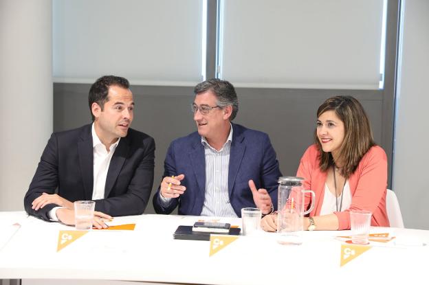 Ignacio Prendes conversa con el candidato de Ciudadanos a la Comunidad de Madrid, Ignacio Aguado, el lunes, en una reunión interna. 