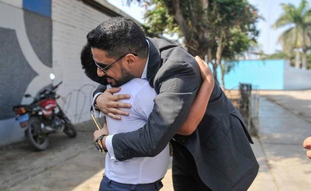 Ahmed Mubarak se abraza al pequeño Víctor en un emocionante encuentro. 