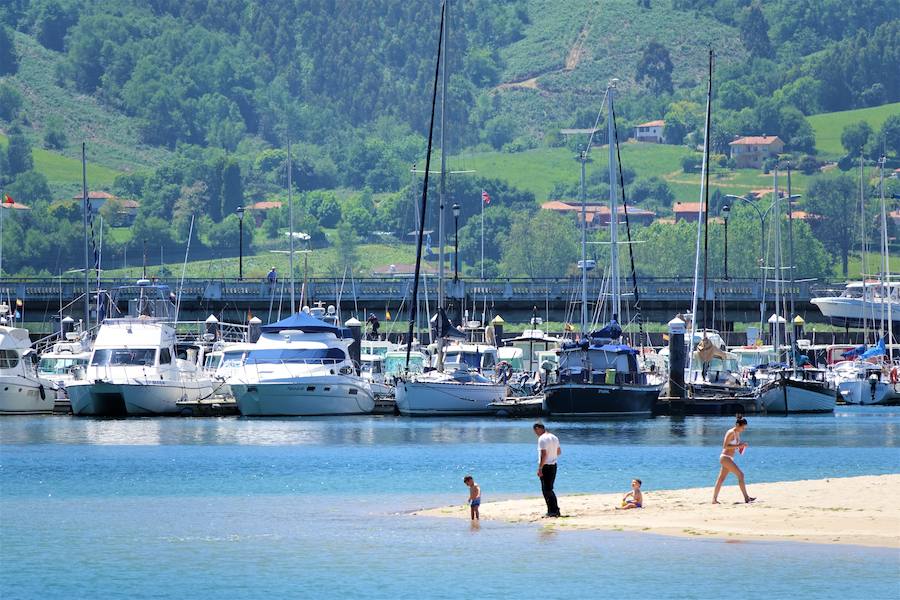 Los cielos despejados y las temperaturas, que han subido notablemente, invitando a los asturianos a disfrutar del aire libre. Las previsiones veraniegas se prolongarán hasta el domingo. 