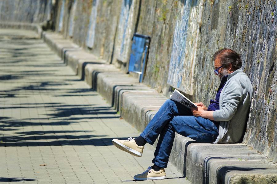 Los cielos despejados y las temperaturas, que han subido notablemente, invitando a los asturianos a disfrutar del aire libre. Las previsiones veraniegas se prolongarán hasta el domingo. 