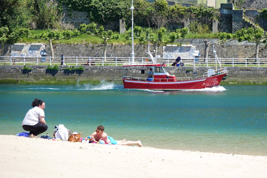 Los cielos despejados y las temperaturas, que han subido notablemente, invitando a los asturianos a disfrutar del aire libre. Las previsiones veraniegas se prolongarán hasta el domingo. 