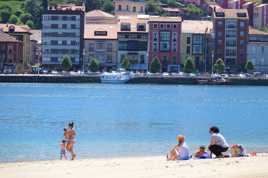 Los cielos despejados y las temperaturas, que han subido notablemente, invitando a los asturianos a disfrutar del aire libre. Las previsiones veraniegas se prolongarán hasta el domingo. 
