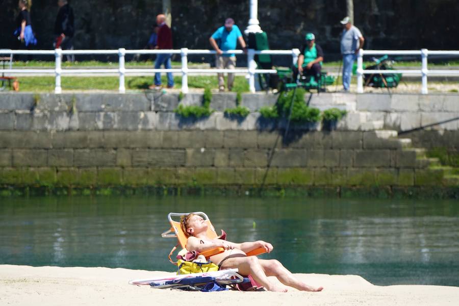 Los cielos despejados y las temperaturas, que han subido notablemente, invitando a los asturianos a disfrutar del aire libre. Las previsiones veraniegas se prolongarán hasta el domingo. 