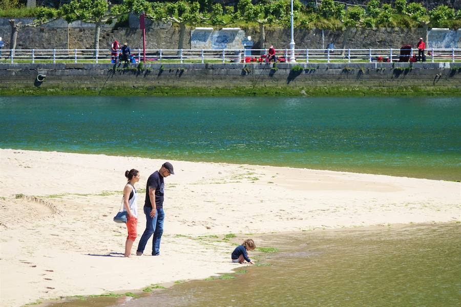 Los cielos despejados y las temperaturas, que han subido notablemente, invitando a los asturianos a disfrutar del aire libre. Las previsiones veraniegas se prolongarán hasta el domingo. 
