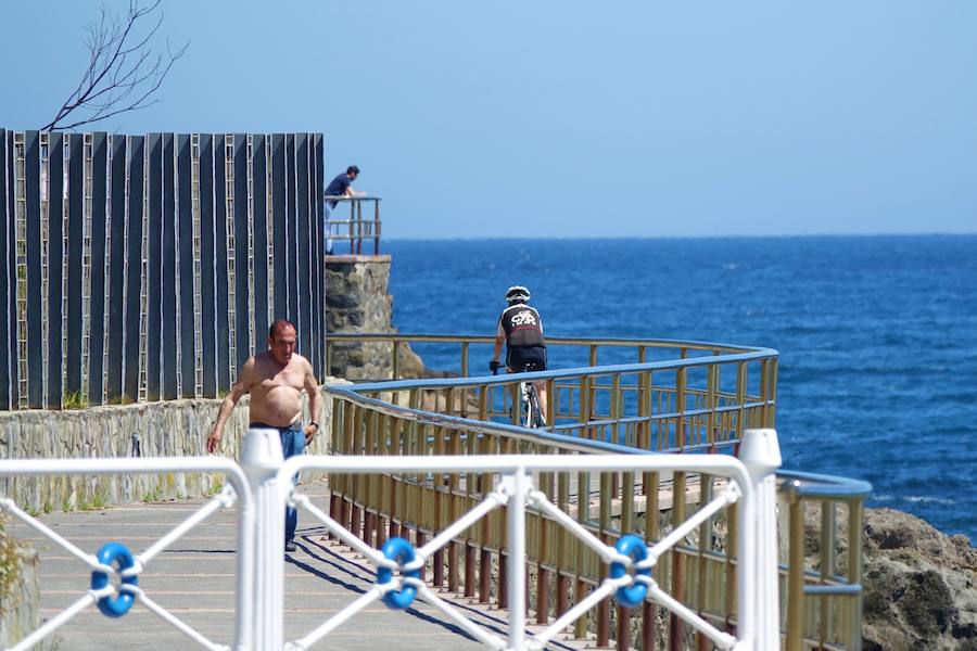 Los cielos despejados y las temperaturas, que han subido notablemente, invitando a los asturianos a disfrutar del aire libre. Las previsiones veraniegas se prolongarán hasta el domingo. 