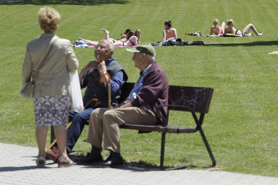 Los cielos despejados y las temperaturas, que han subido notablemente, invitando a los asturianos a disfrutar del aire libre. Las previsiones veraniegas se prolongarán hasta el domingo. 