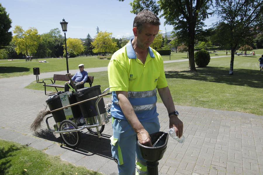 Los cielos despejados y las temperaturas, que han subido notablemente, invitando a los asturianos a disfrutar del aire libre. Las previsiones veraniegas se prolongarán hasta el domingo. 