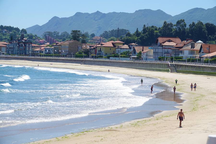 Los cielos despejados y las temperaturas, que han subido notablemente, invitando a los asturianos a disfrutar del aire libre. Las previsiones veraniegas se prolongarán hasta el domingo. 
