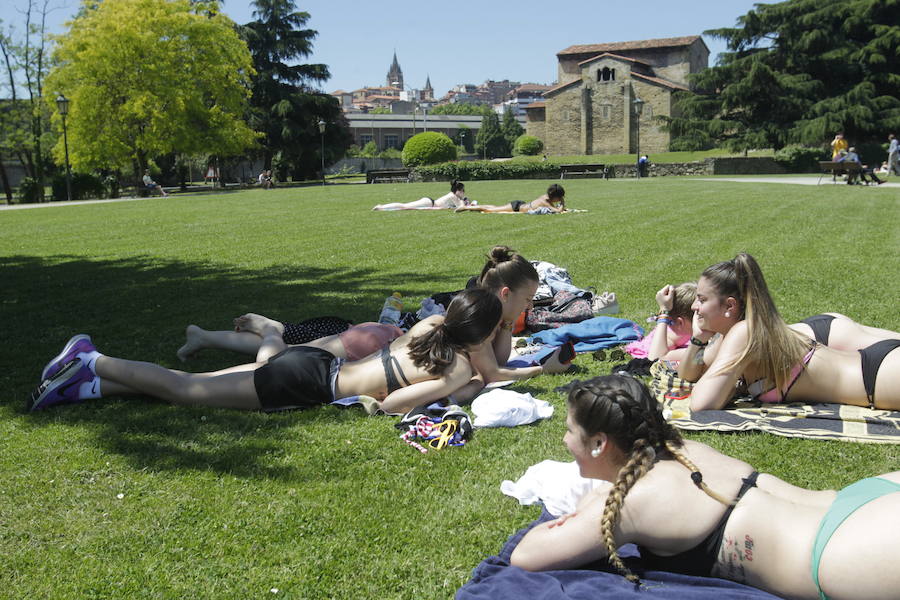 Los cielos despejados y las temperaturas, que han subido notablemente, invitando a los asturianos a disfrutar del aire libre. Las previsiones veraniegas se prolongarán hasta el domingo. 