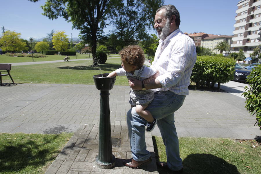 Los cielos despejados y las temperaturas, que han subido notablemente, invitando a los asturianos a disfrutar del aire libre. Las previsiones veraniegas se prolongarán hasta el domingo. 