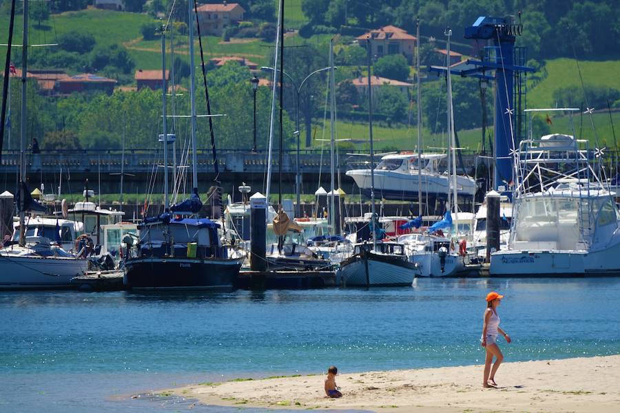 Los cielos despejados y las temperaturas, que han subido notablemente, invitando a los asturianos a disfrutar del aire libre. Las previsiones veraniegas se prolongarán hasta el domingo. 