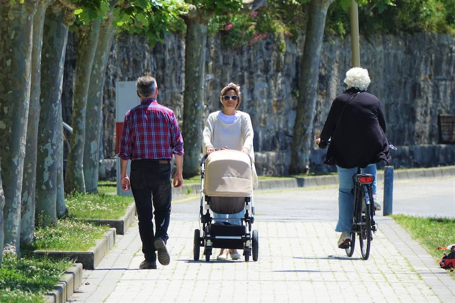 Los cielos despejados y las temperaturas, que han subido notablemente, invitando a los asturianos a disfrutar del aire libre. Las previsiones veraniegas se prolongarán hasta el domingo. 