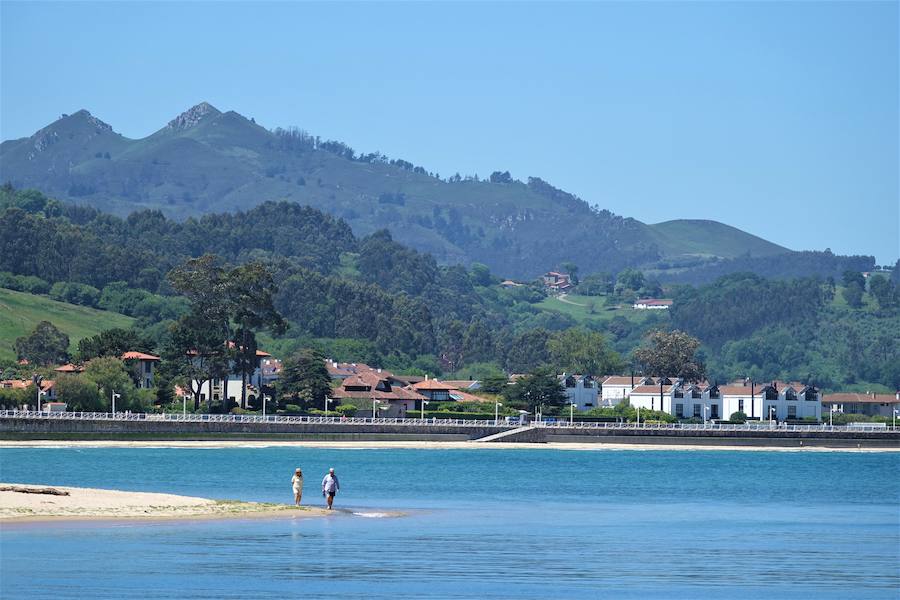 Los cielos despejados y las temperaturas, que han subido notablemente, invitando a los asturianos a disfrutar del aire libre. Las previsiones veraniegas se prolongarán hasta el domingo. 