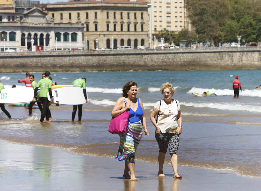 Los cielos despejados y las temperaturas, que han subido notablemente, invitando a los asturianos a disfrutar del aire libre. Las previsiones veraniegas se prolongarán hasta el domingo. 