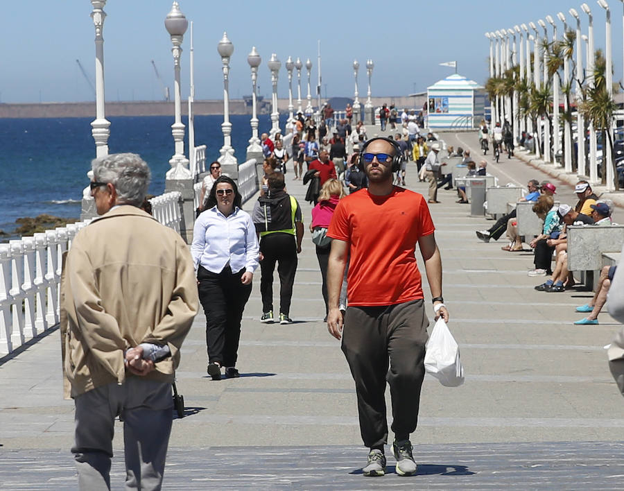 Los cielos despejados y las temperaturas, que han subido notablemente, invitando a los asturianos a disfrutar del aire libre. Las previsiones veraniegas se prolongarán hasta el domingo. 