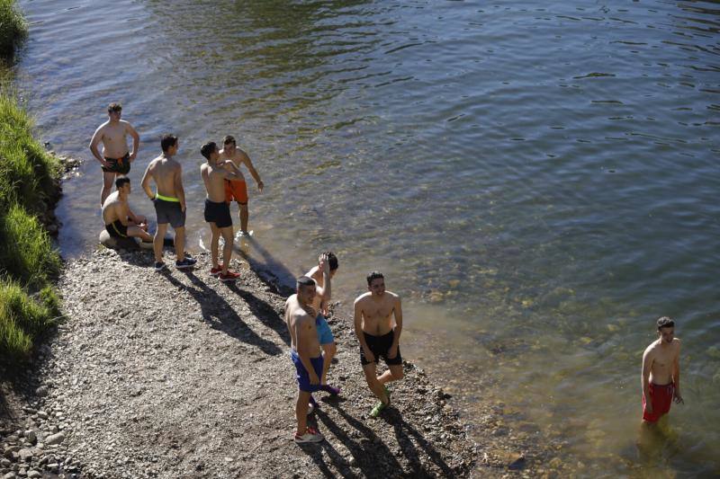 Los cielos despejados y las temperaturas, que han subido notablemente, invitando a los asturianos a disfrutar del aire libre. Las previsiones veraniegas se prolongarán hasta el domingo. 