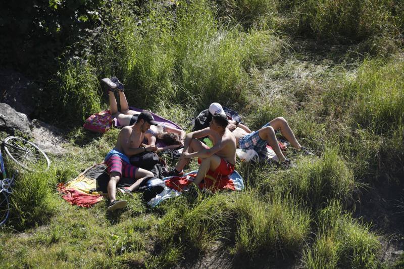 Los cielos despejados y las temperaturas, que han subido notablemente, invitando a los asturianos a disfrutar del aire libre. Las previsiones veraniegas se prolongarán hasta el domingo. 