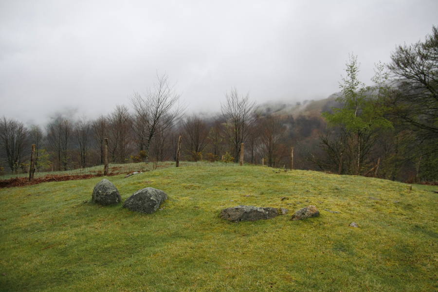 Crómlech de Oianleku, Oyarzun (Guipúzcoa) | Sepulturas funerarias de la Edad de Hierro, colocadas en el suelo formando una elipse sobre la que también se atribuye propiedades mágicas.