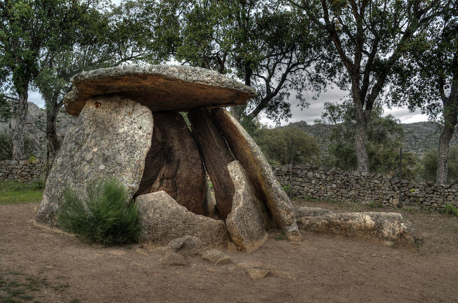 Dolmen del Mellizo, Valencia de Alcántara (Cáceres) | Es otra de esas construcciones megalíticas que se atribuyen a prácticas místicas por la funcionalidad fúnebre con la que se formaron. De hecho, en este dolmen se llegaron a encontrar ajuares como fragmentos de cerámica, puntas de flecha y otros objetos.